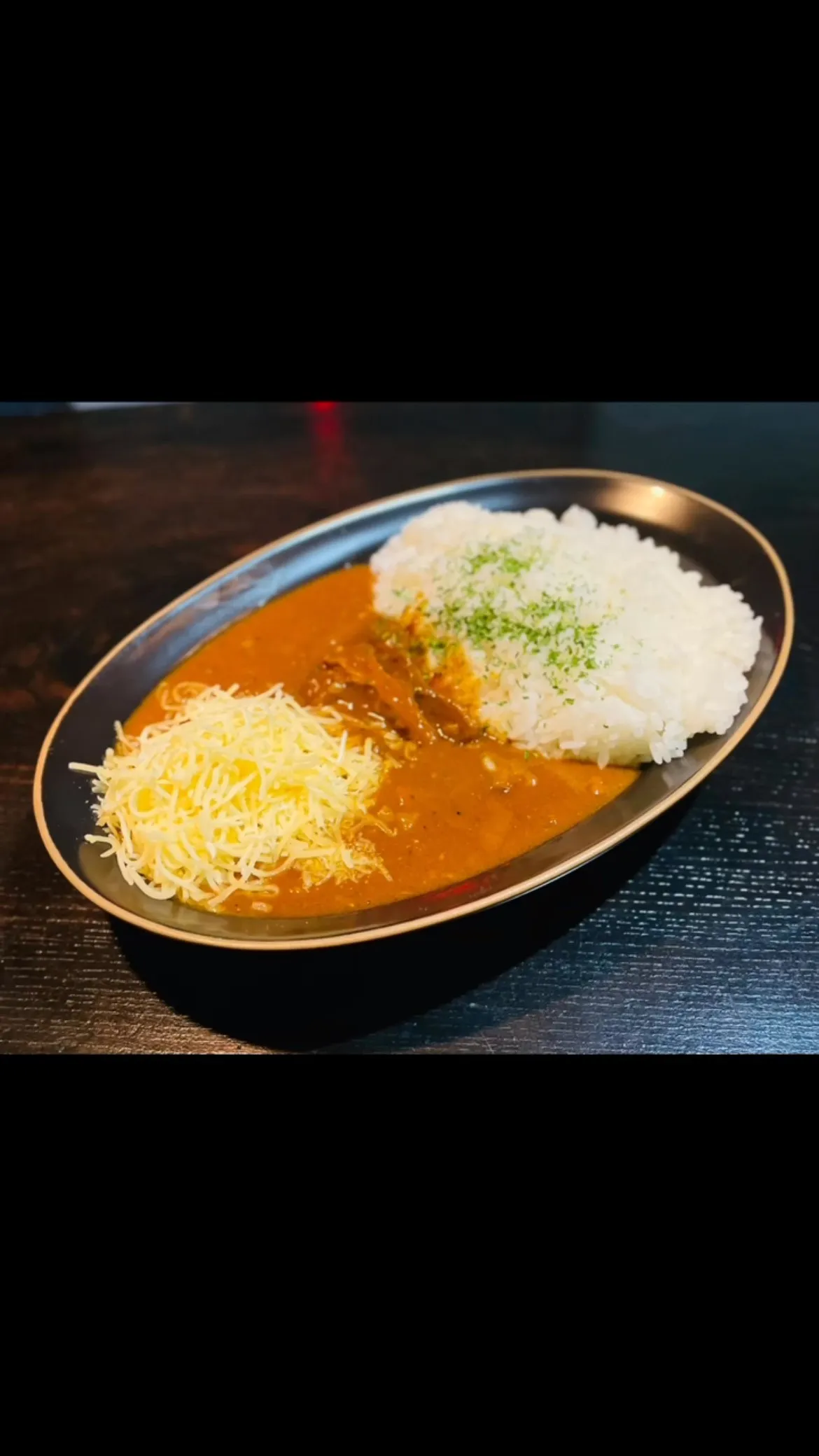 スパイシーな香りが食欲をそそる牛すじカレーに、トロトロのチー...